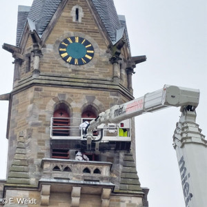 Das alte Uhrwerk im Kirchturm musste erneuert werden. Wochenlang waren die drei Uhren zeigerlos